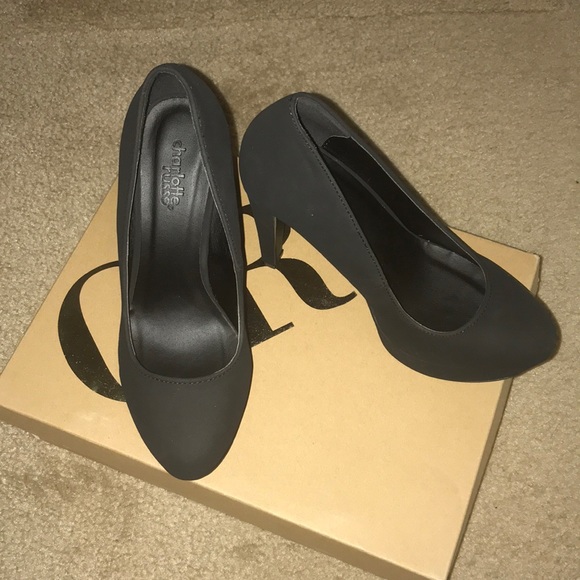 Black Pumps - Picture 2 of 4